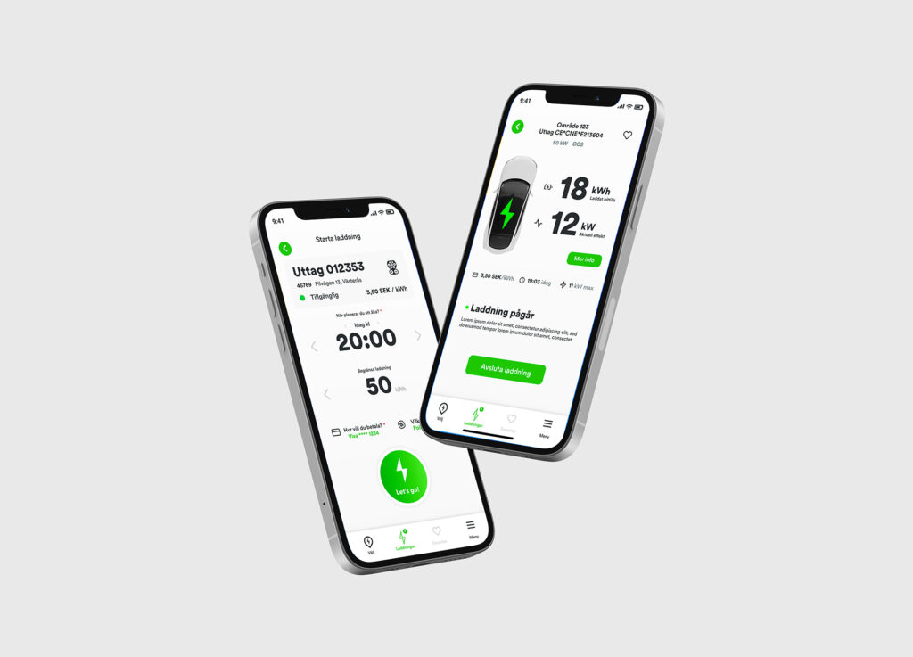 Två smartphones visar ett gränssnitt för en app för laddning av elfordon på en ljusgrå bakgrund.